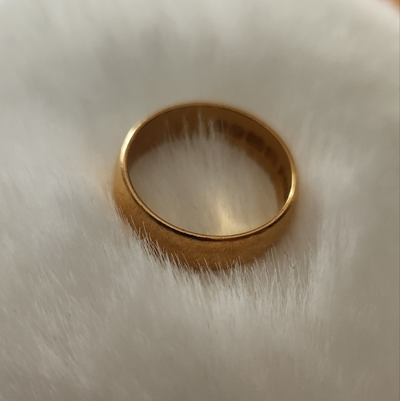 Antique Vintage 22k Yellow Gold Stamped Wedding Band with mirror finish - Picture 4 of 16